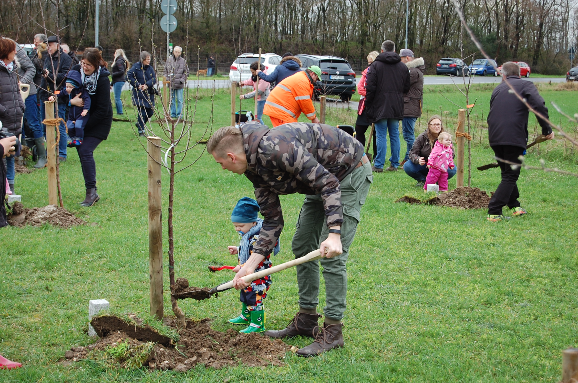  Seit vier Jahren können Familien in Elsdorf einen eigenen Baum auf der Storchenwiese pflanzen 
