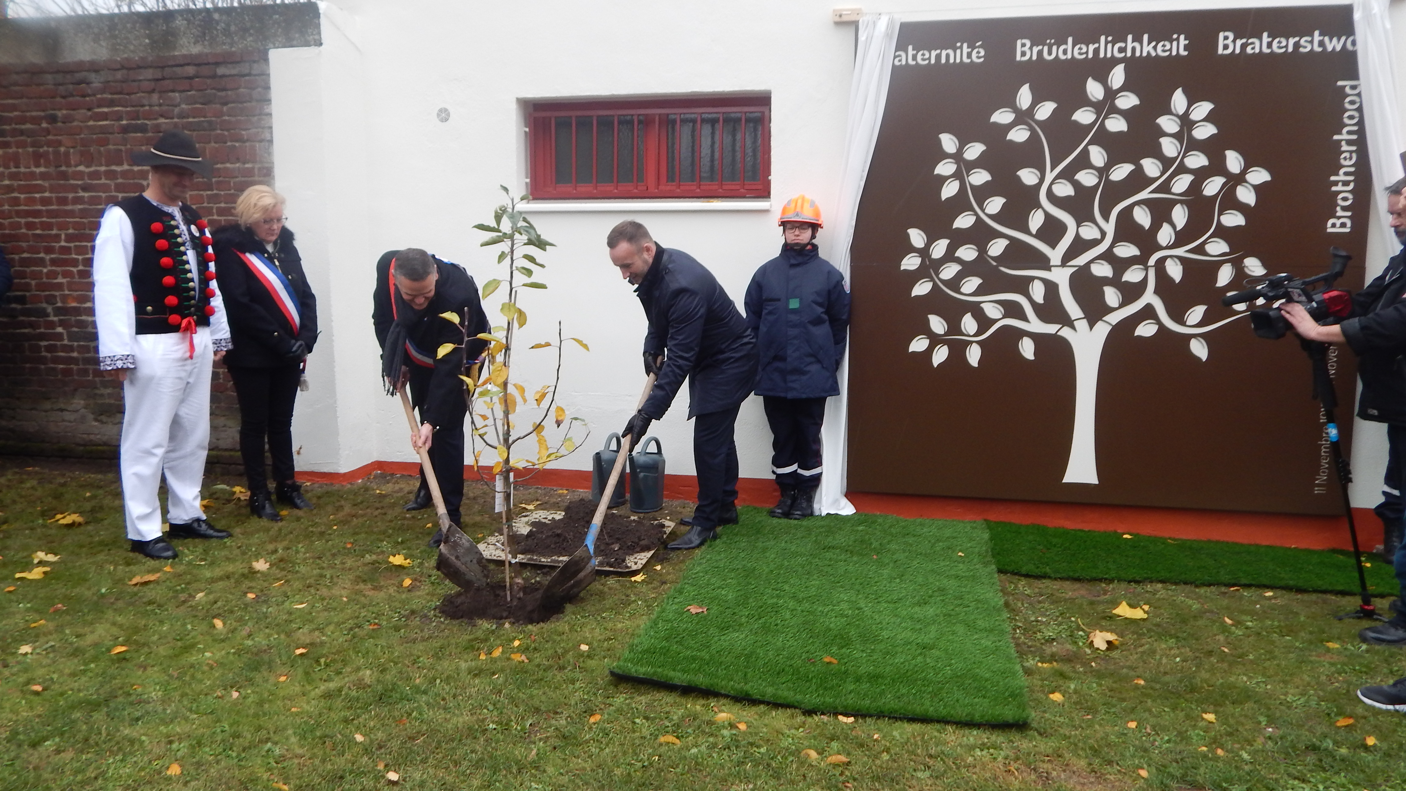  Ein Apfelbaum-Setzling aus Elsdorf wurde von den beiden Bürgermeistern als Zeichen der Brüderlichkeit feierlich eingepflanzt. 