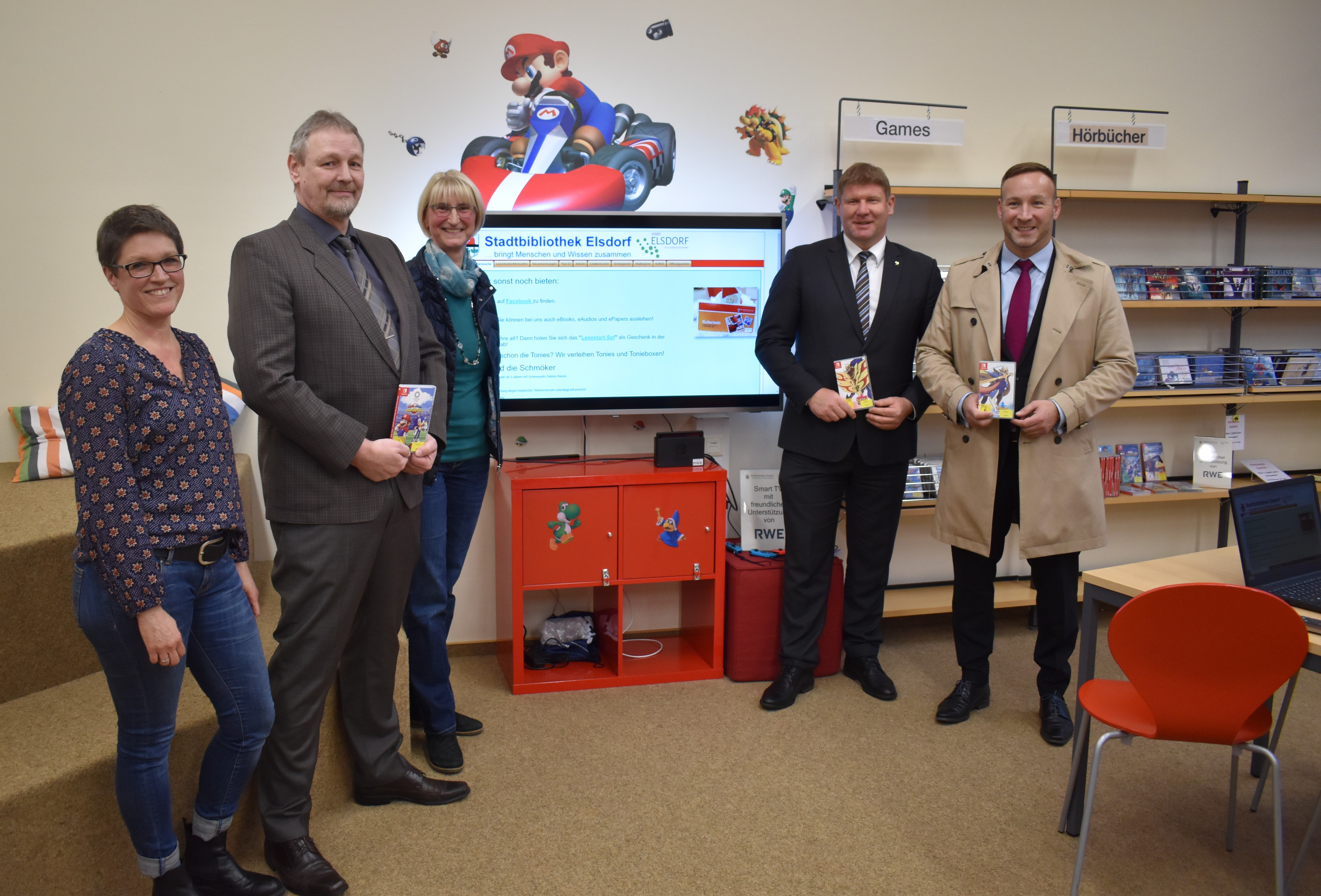  Tagebaudirektor Thomas Körber überreichte einen Smart-TV an die Elsdorfer Stadtbibliothek 